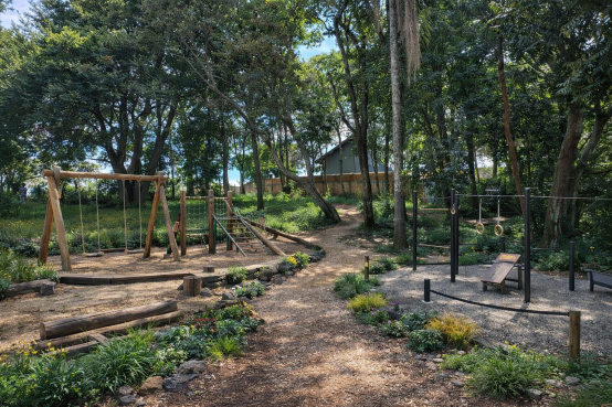 Parque infantil e área de ginástica